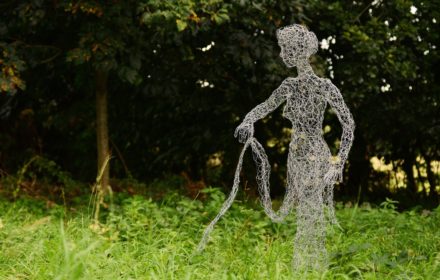 Wire sculpture dancing woman